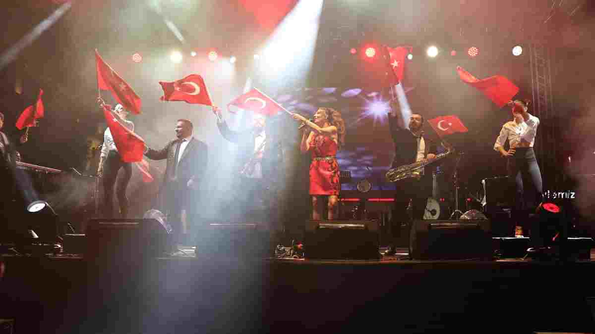 Büyük Zaferin 103. yılı Işın Karaca konseriyle taçlandı