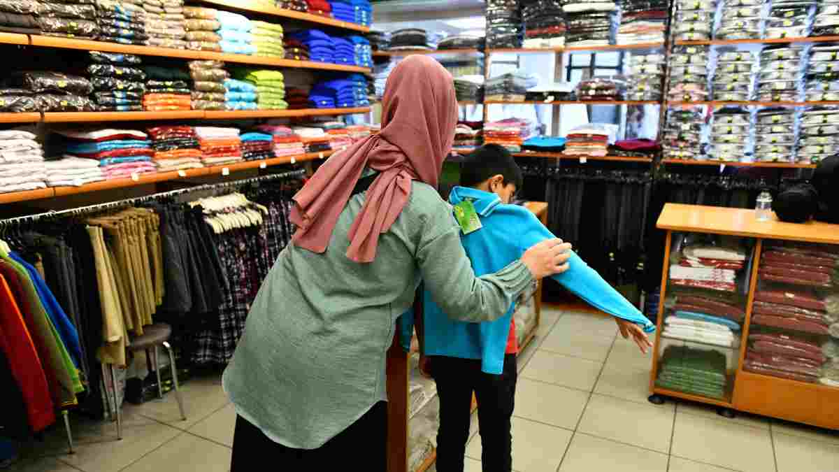 Öğrenci ailelerine destek Büyükşehir'den geldi: Veliler, yapılan yardımla okul kıyafetlerini istedikleri yerden temin edebilecek