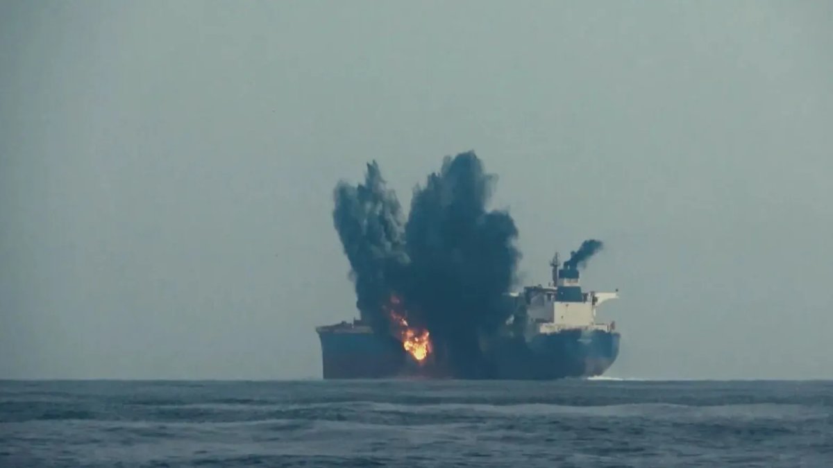 Husiler Kızıldeniz’de İsrail tankerini balistik füzeyle hedef aldı