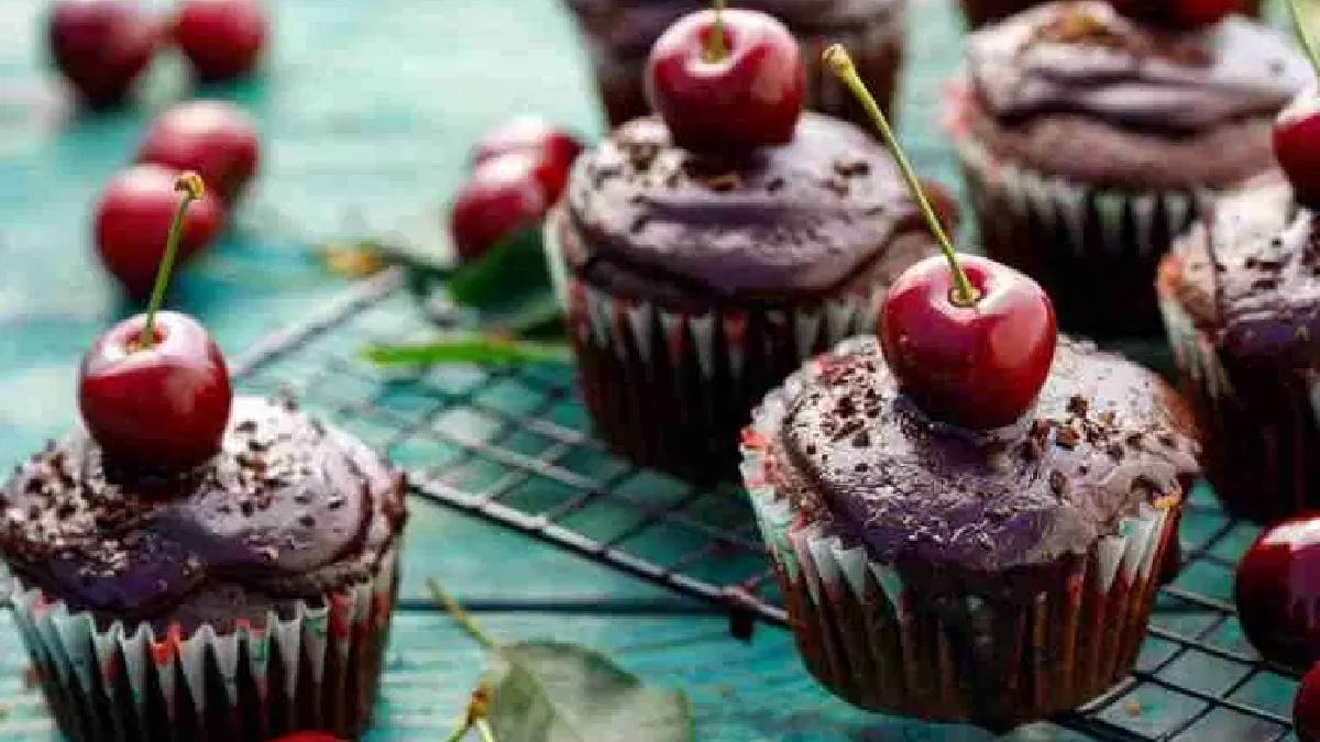 Dakikalar içinde hazır! Tatlı krizlerine en tatlı çözüm: İşte vişneli muffin tarifi