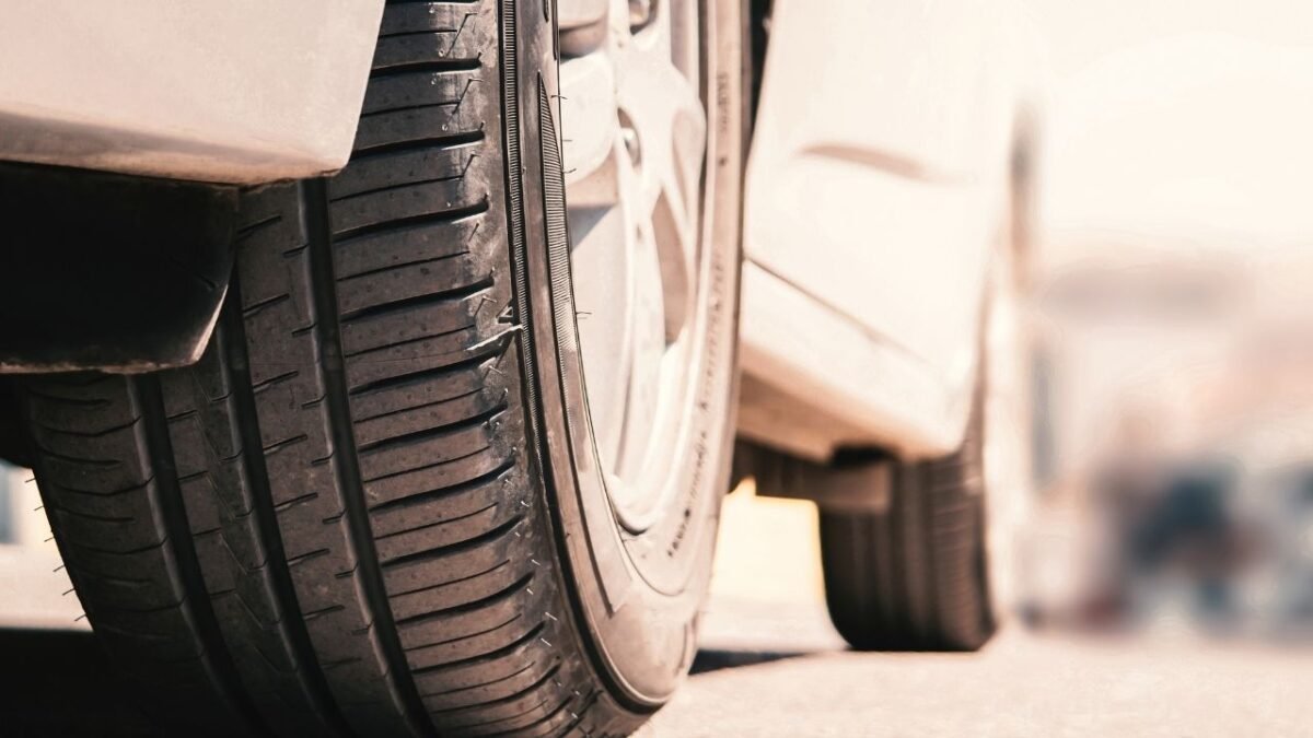 Milyonlarca sürücünün yaptığı o hata cebinizi de tehlikeye atıyor: Lastik basıncının bilimsel olarak kanıtlanmış 3 hayati etkisi