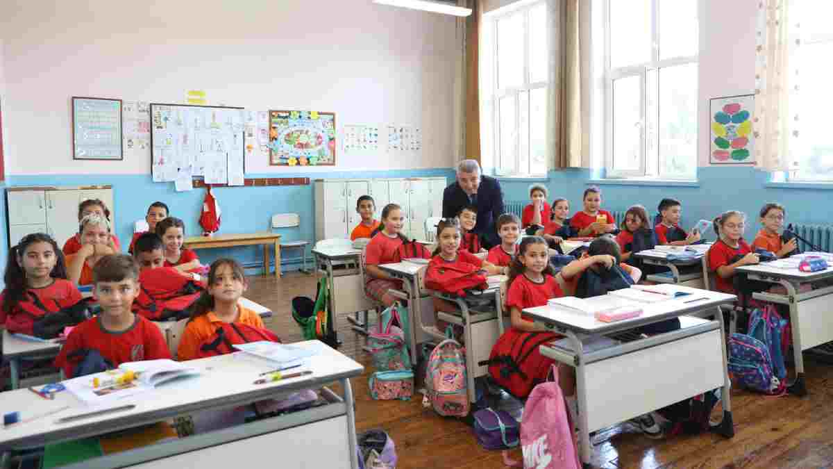Belediye öğrencilere desteğini bu yılda sürdürüyor: O ilçemizde çanta ve kırtasiye malzemesi dağıtılacak