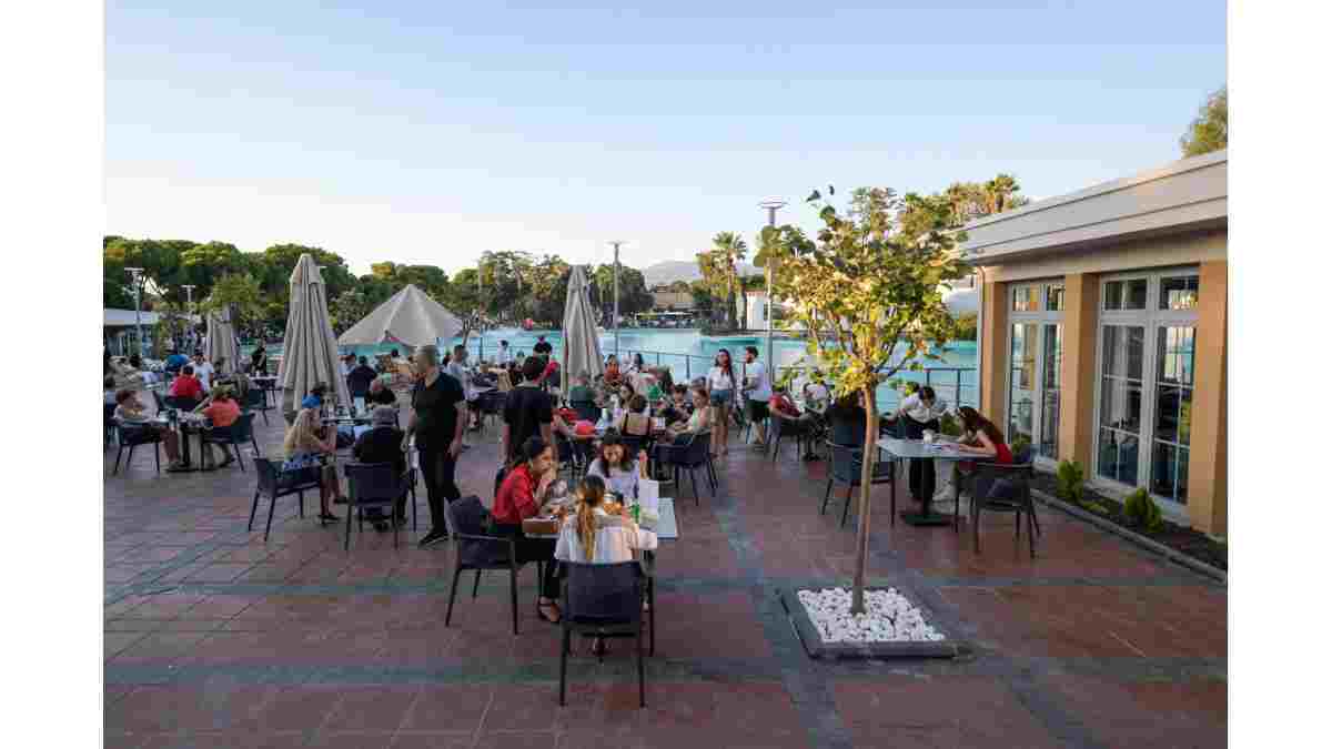 İzmirliler yenilenen Göl Gazinosu’na akın etti