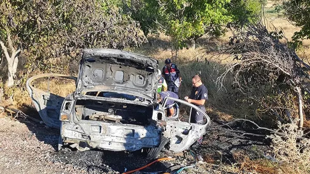 Manisa’da iki otomobil çarpıştı, araçlardan biri alev aldı