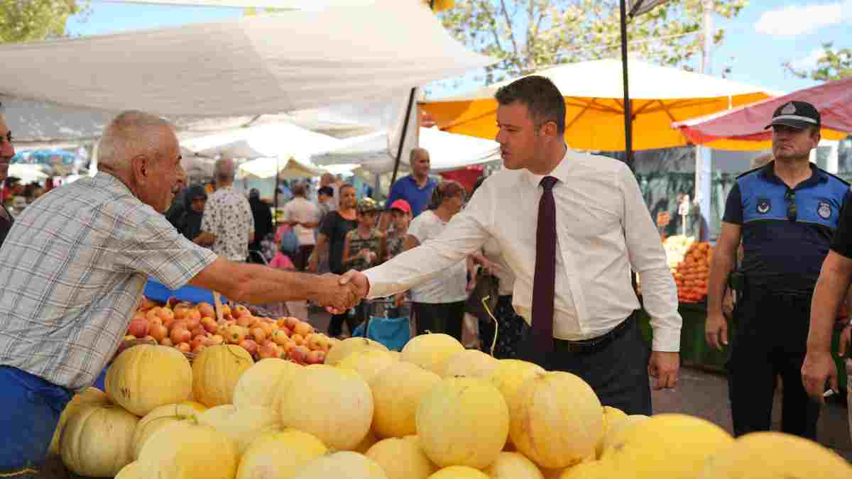 Başkan Sarıkurt, Pazartesi Pazarı'nda vatandaş ve esnafla buluştu