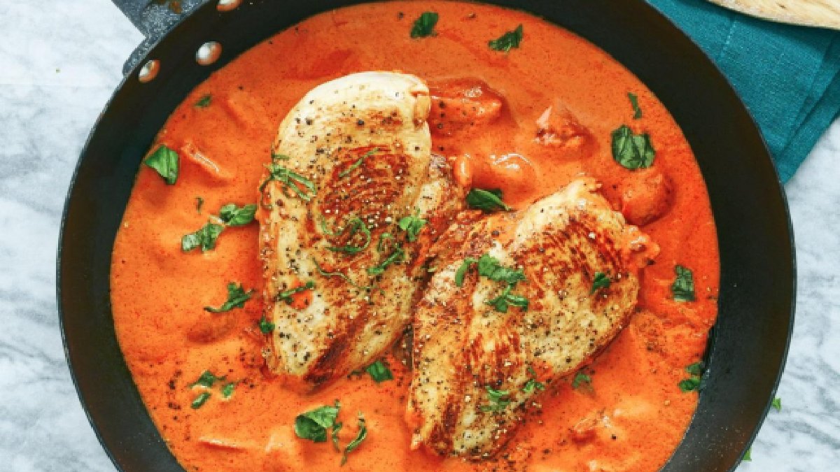 Sevenlere yakışır lezzet! Denemeden lezzetini bilemezsiniz: İşte şıpsevdi soslu tavuk tarifi…