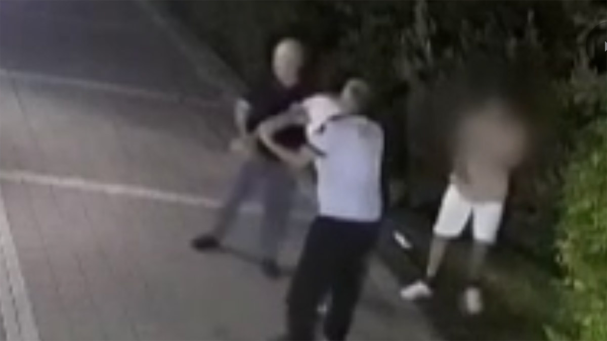 Adana'da dehşete düşüren olay! 13 yaşındaki çocuğu sitenin ortasında dövdü