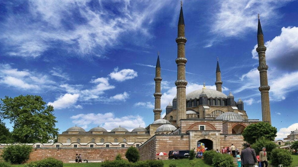 Selimiye’nin kubbesinde istifa gölgesi