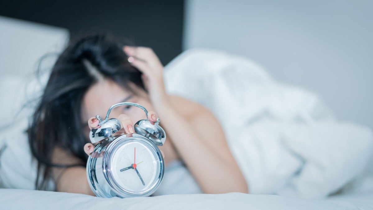 Alarmın "ertele" tuşuna basmaya son: Her sabah dinç uyanmanın bilimsel olarak kanıtlanmış 3 basit sırrı