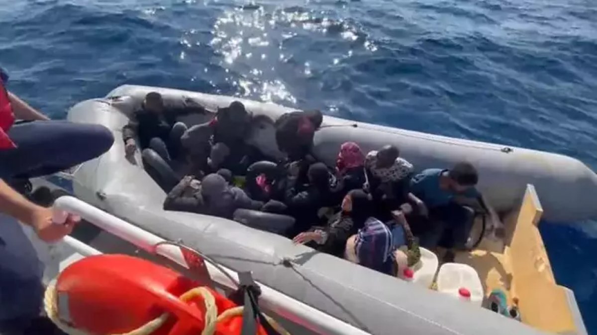 İzmir'de düzensiz göçmen operasyonu: 82 kişi yakalandı, 10 kişi kurtarıldı