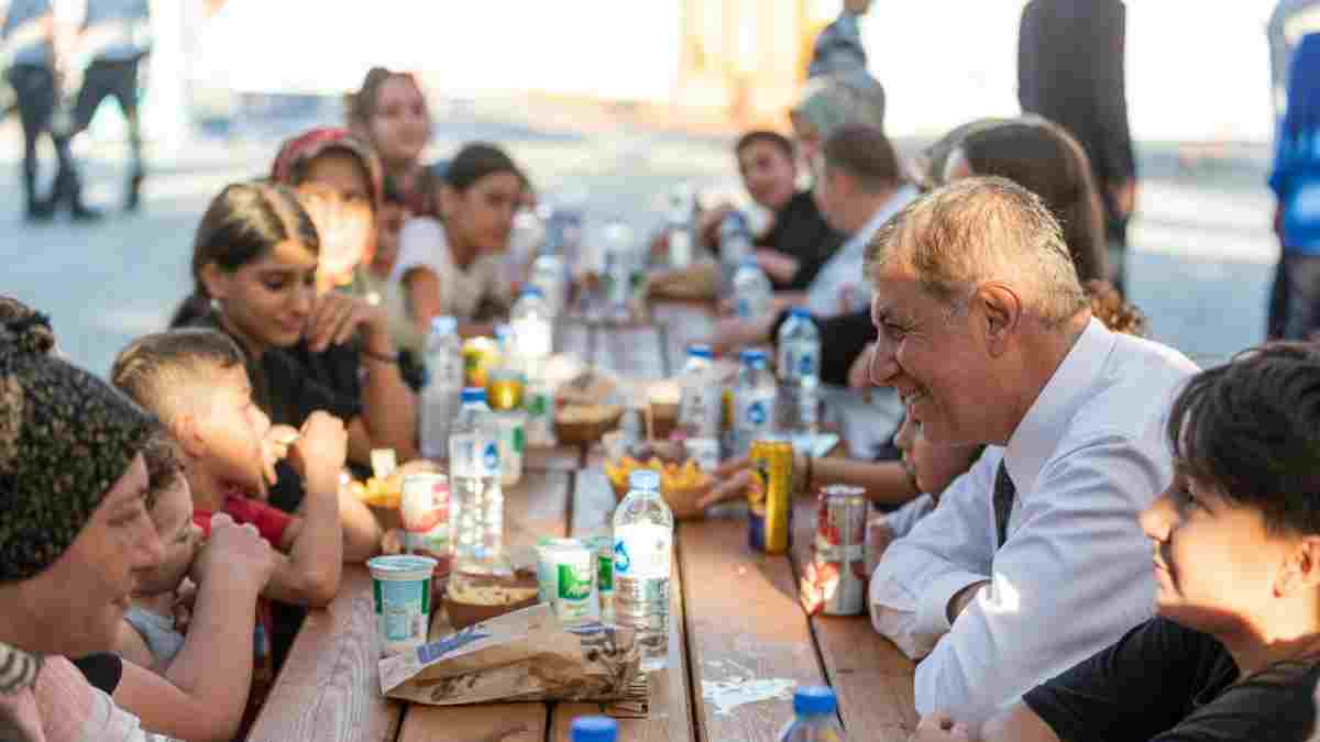 Başkan Tugay çocuklarla buluşmaya devam ediyor