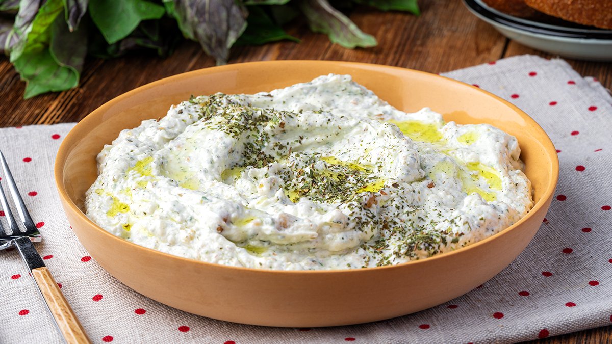 Meze denildiğinde herkesin aklına ilk o gelir! İşte en lezzetli haydari tarifi…