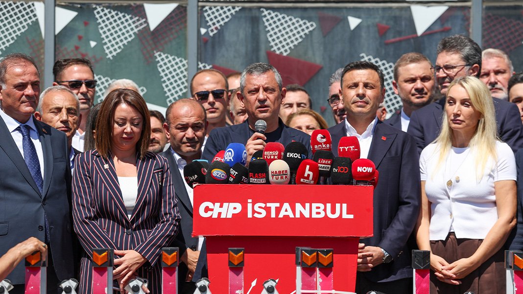 Özel, CHP il binası önünde açıklama yaptı: 'Kayyum kararı yetki gaspıdır, hükmü tanımıyoruz, il başkanımız göreve devam ediyor'