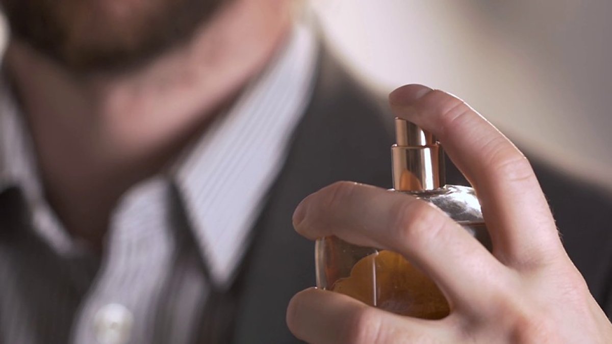 Parfümünüzün kokusu 2 saatte uçuyorsa sebebi bu: Tüm gün kalıcı kokunun 4 basit sırrı!