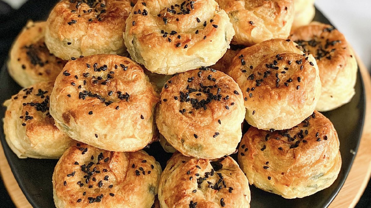 Klasik tariflerden çok uzak! İster peynirli yap ister ıspanaklı! İşte ıspanaklı ve peynirli gül böreği tarifi