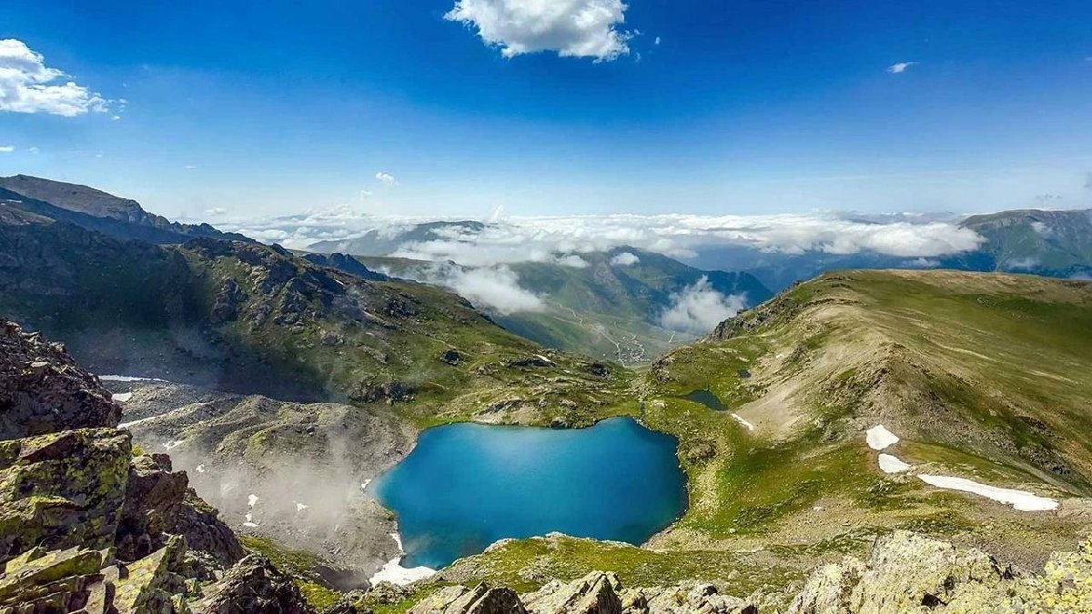 Yaz sıcağında bile buz gibi estiriyor! Serinlemek isteyen arabasına atladığı gibi Doğu Karadeniz’in incisine koşuyor
