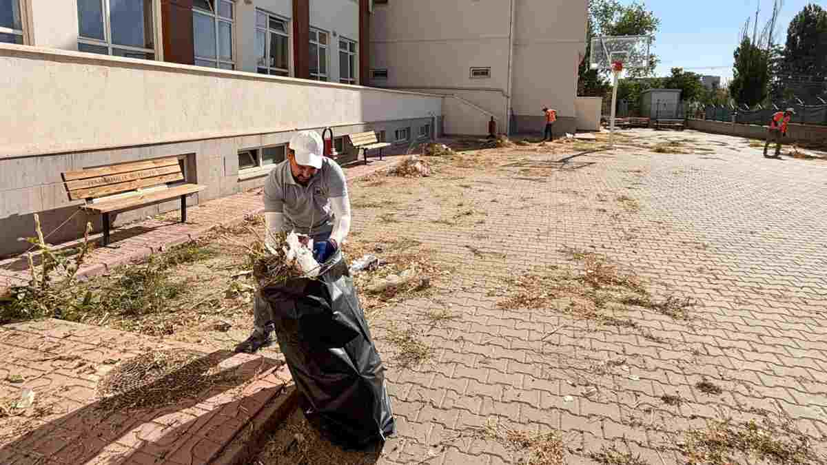 Yenimahalle Belediyesi, 113 okulun bahçesinde çiçekler açtırdı