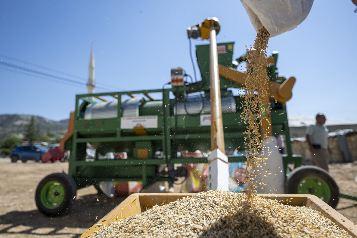 Üreticilerden tam puan: Büyükşehir'in makine desteği ile çiftçiler kilometrelerce yol gitmekten kurtuldu