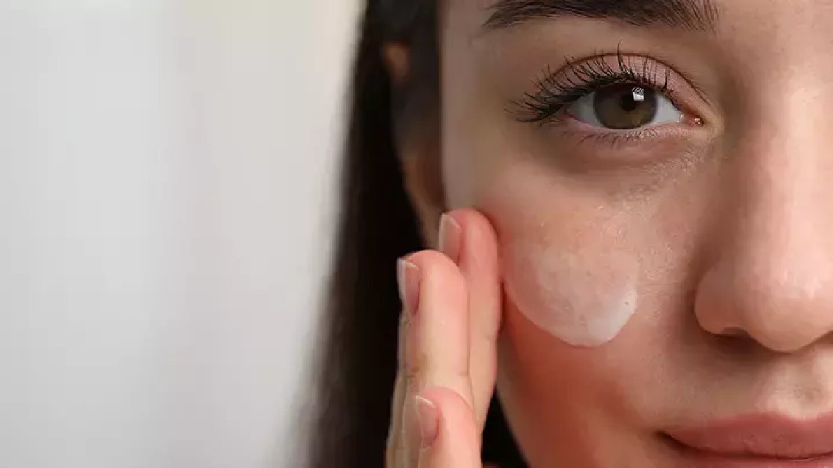 Geceden süren kırışıklıklara veda ediyor! Tam 10 yaş birden gençleştiriyor: 2 malzemeli kolay çözüm