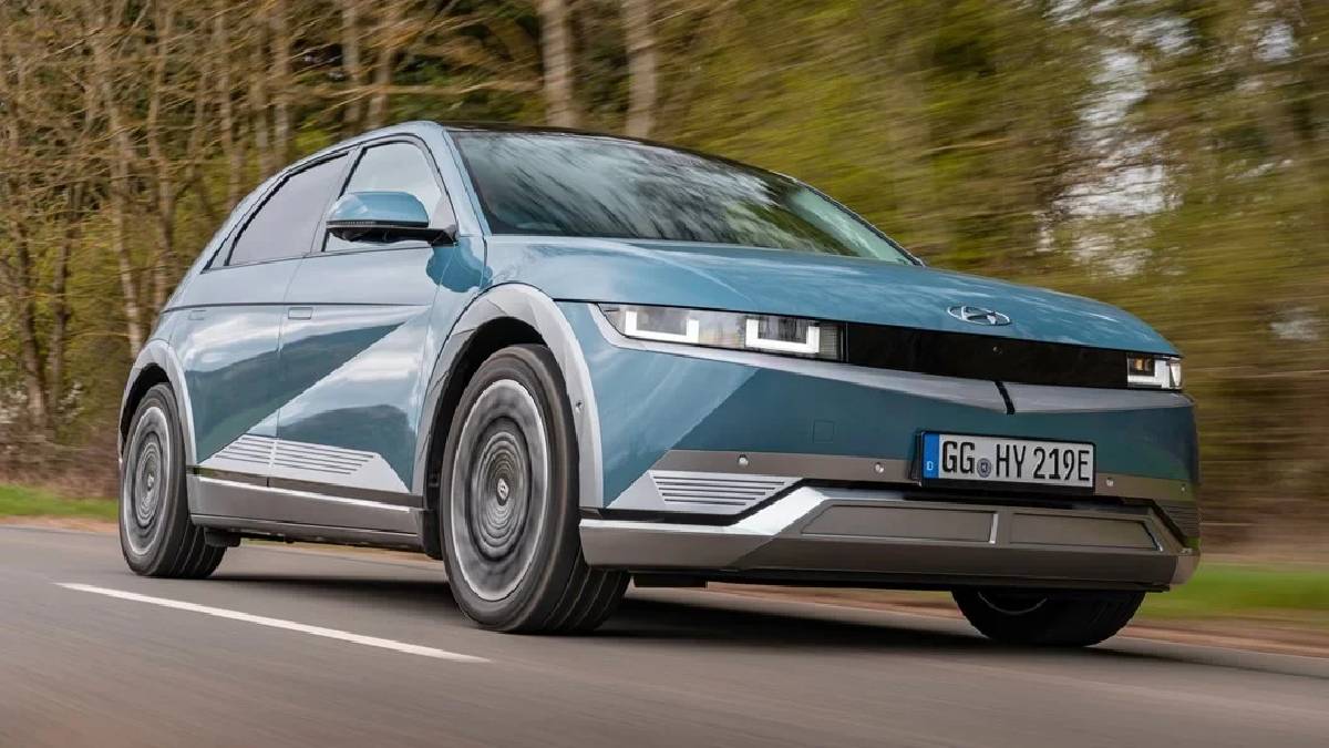 Hyundai'den dev hamle! Türkiye'de üreteceği ilk elektrikli otomobile öyle bir özellik geliyor ki yer yerinden oynayacak