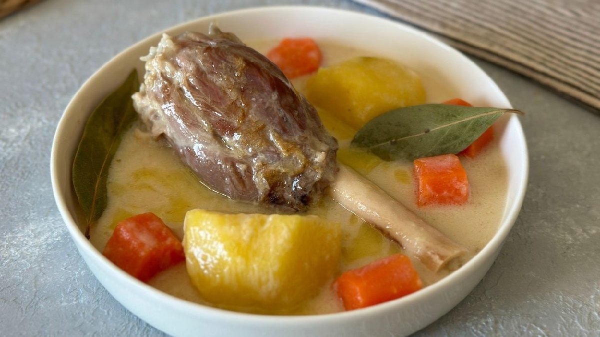 Türk mutfağının kalbinde yatıyor! Sofraların baş tacı edilecek: İşte kuzu incik haşlama tarifi…