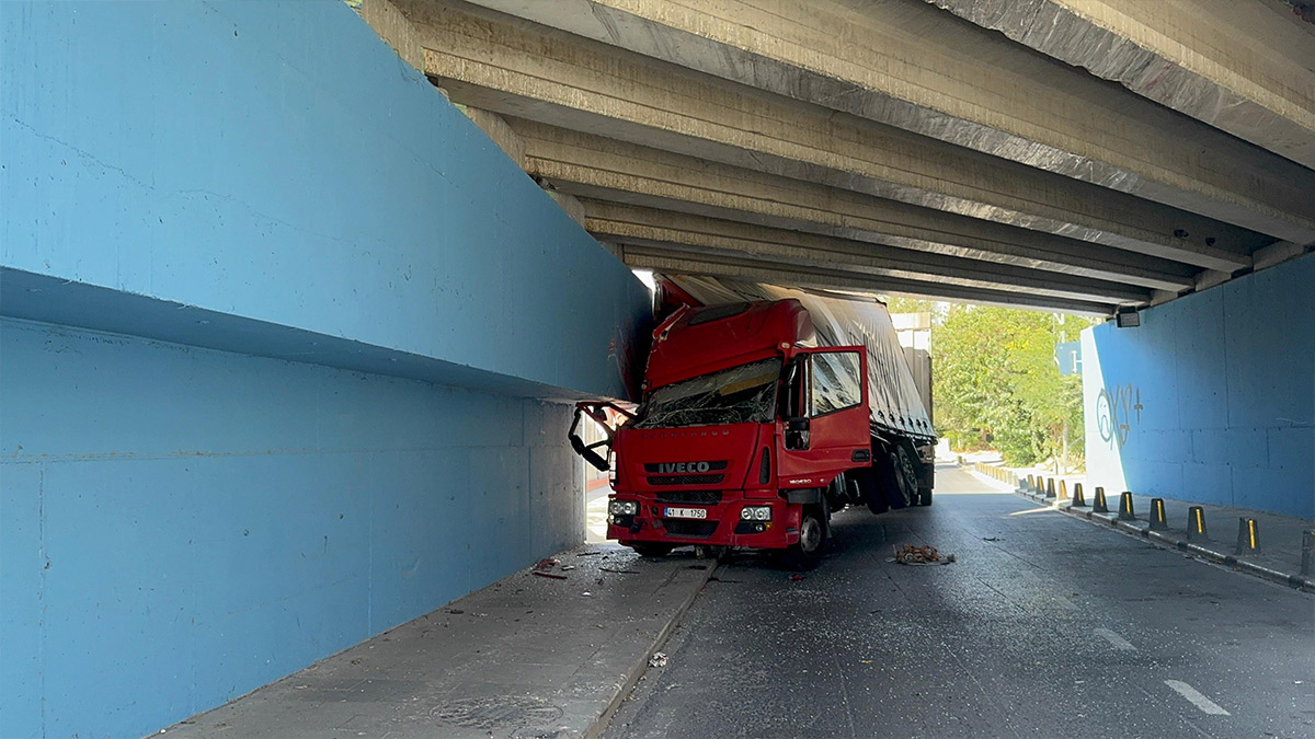 Küçükçekmece'de kamyon alt geçide çarparak sıkıştı
