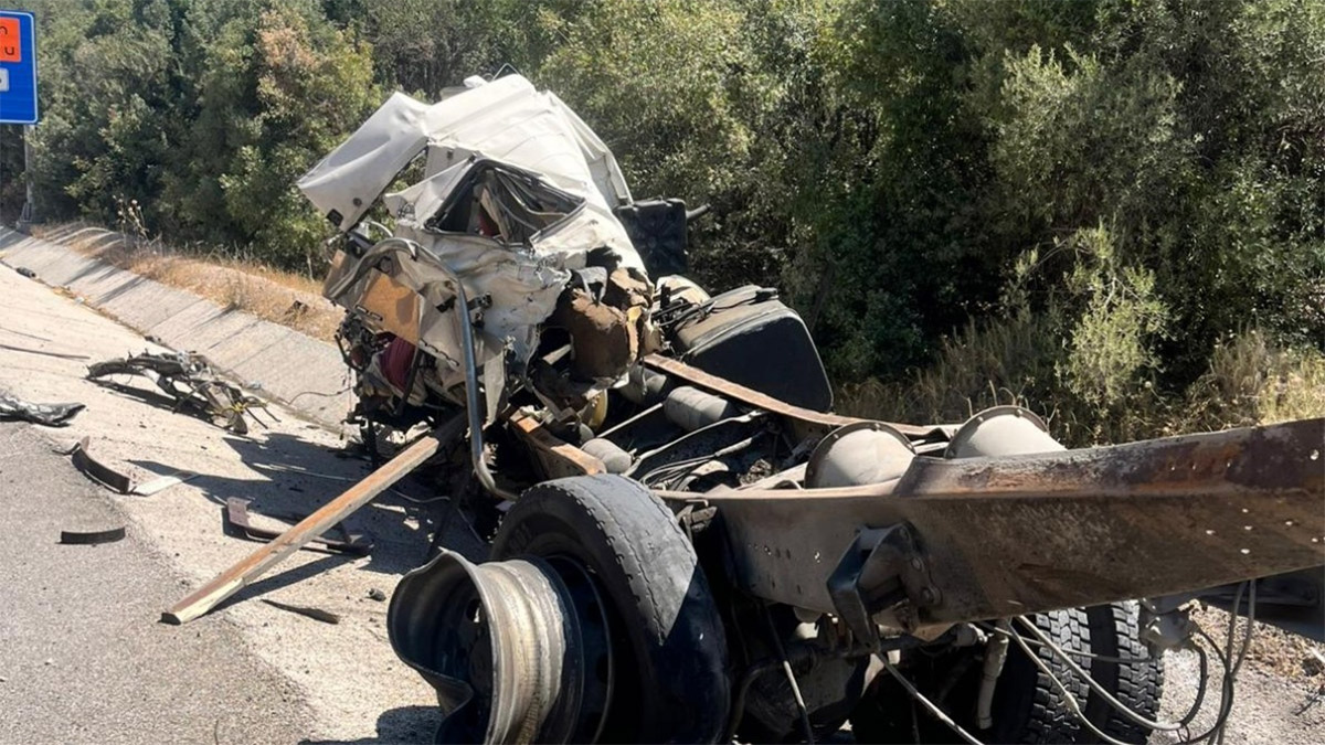 Antalya’da çim tohumu yüklü tır devrildi: 25 yaşındaki sürücü yaşamını yitirdi