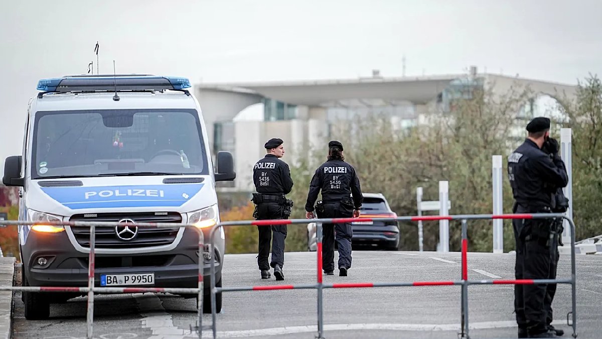 Berlin'de araç kalabalığa daldı: Çok sayıda yaralı var