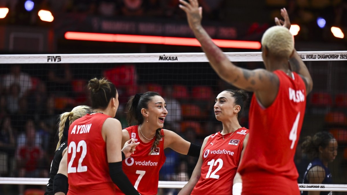 Filenin Sultanları'ndan tarihi galibiyet: A Milli Kadın Voleybol Takımı, ABD'yi 3-1 yenerek yarı finale çıktı