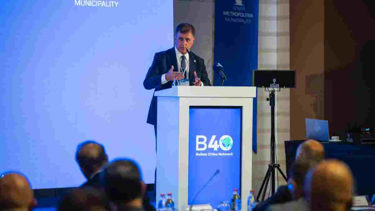 Başkan Tugay B40 Zirvesi’nin kapanış konuşmasını yaptı