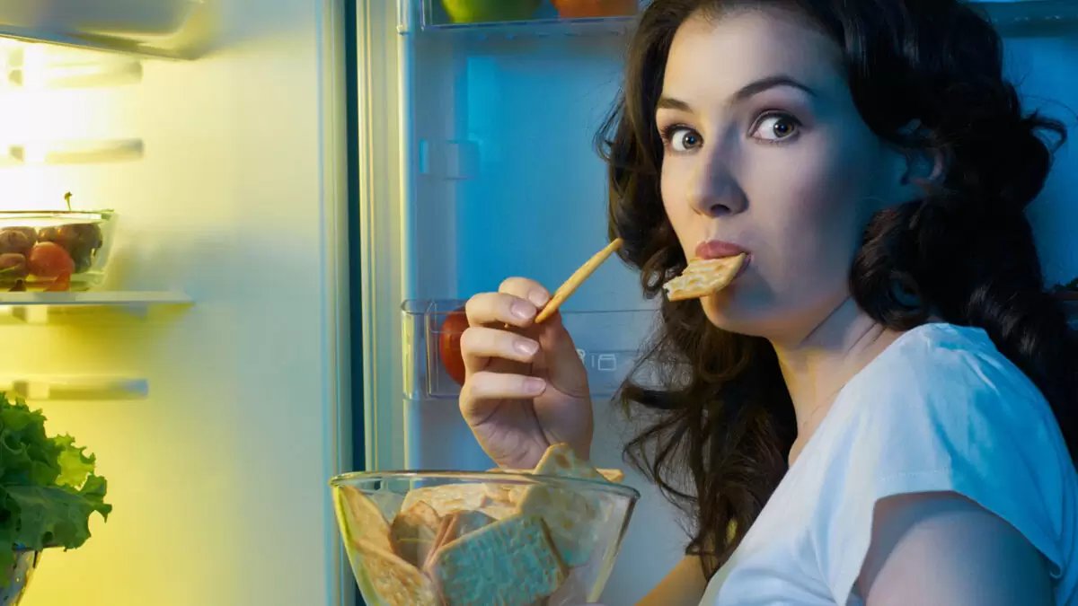 Gece acıkmalarına son: Kilo aldırmayan ve neredeyse kalorisiz sayılan o atıştırmalıklar