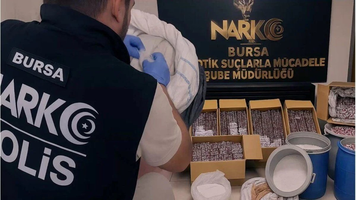 Zehir tacirlerine darbe: Binlerce uyuşturucu hap ele geçirildi