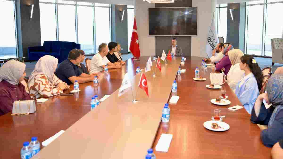 LGS’de dereceye giren öğrencileri Başkan Vekili Aksoy makamında ağırladı