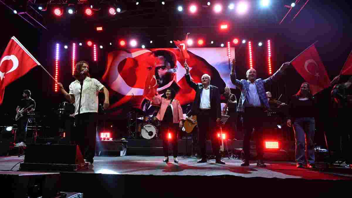 Bozüyük’te sevilen sanatçı Koray Avcı’dan muhteşem kurtuluş konseri