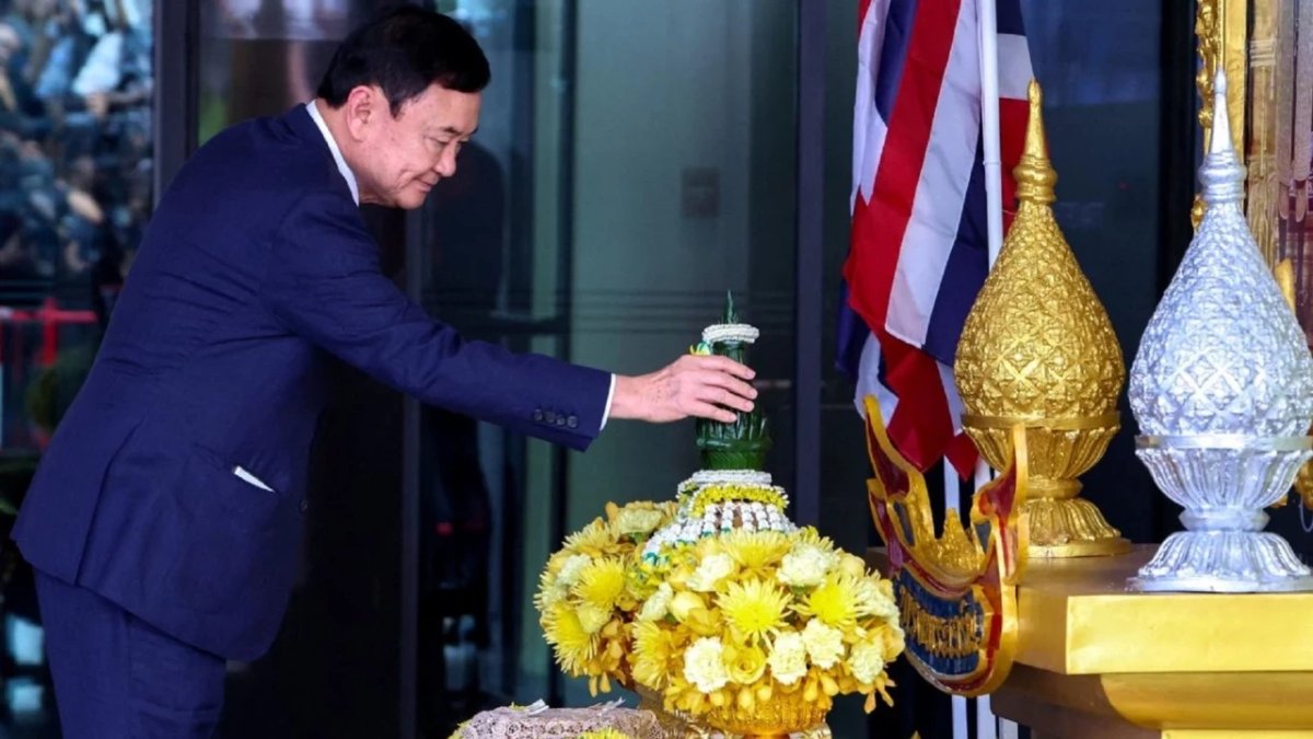 Tayland'ın eski Başbakanı seçim öncesi ülkesinden ayrıldı