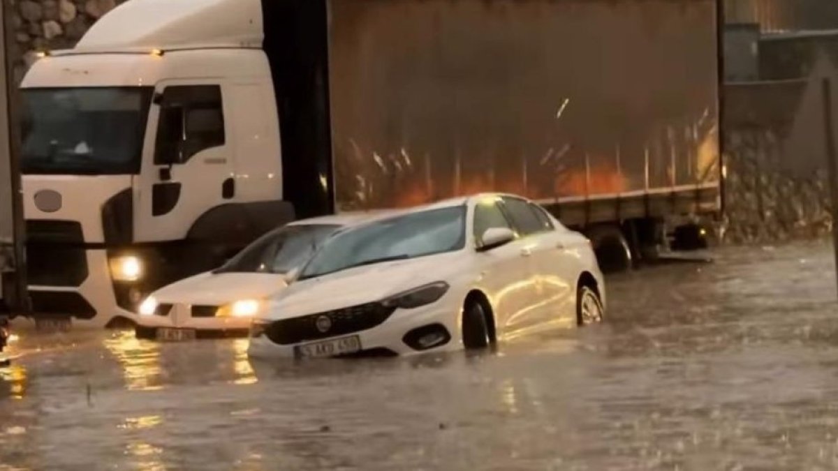 Manisa'da sağanak felaketi: Caddeler göle döndü, araçlar yolda kaldı
