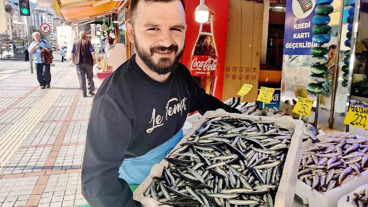 Hamsi cennetinde tezgahlar süslendi! Sezonun ilkleri satışta: Kilosu 200 TL