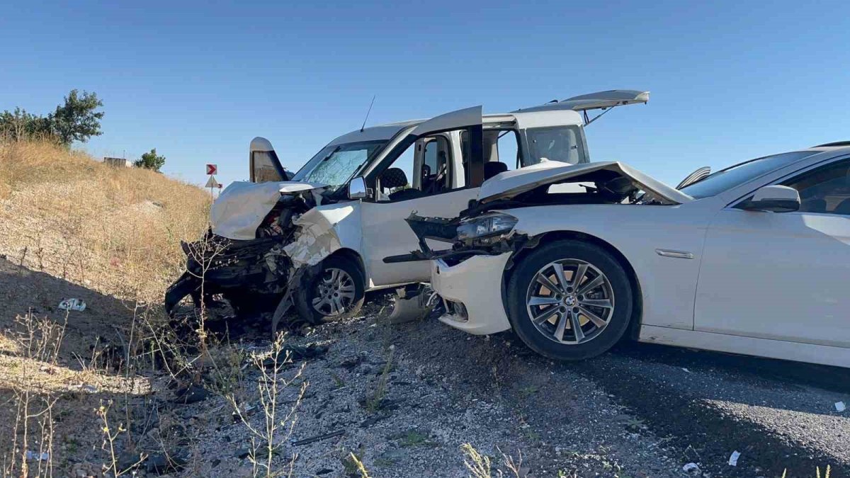 Nevşehir'de kaza: 4'ü çocuk 14 kişi yaralandı