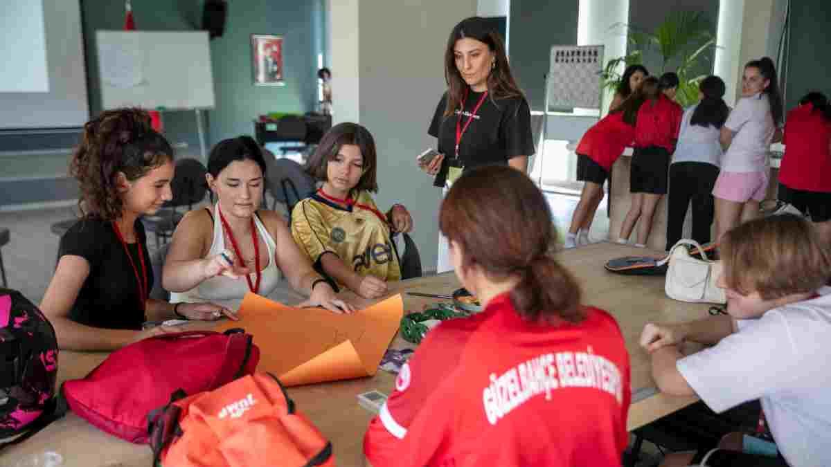 Güzelbahçe Belediyesinden kız futbol takımına “Biraz Konuşalım mı?” eğitimi