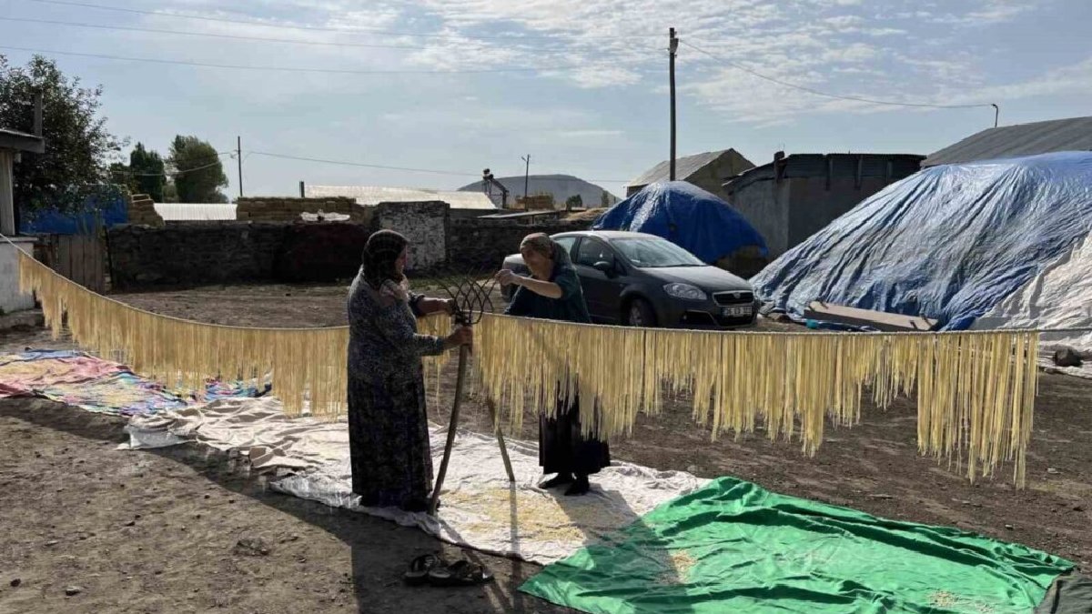 İmece usulü yapılıyor, kışlık depolar doluyor! İplere asılıp kurutuluyor, ince ince kesilip kaldırılıyor