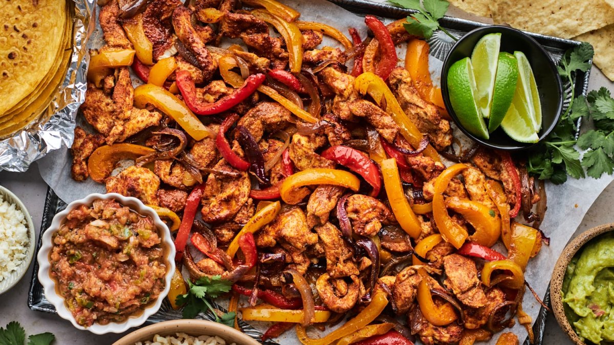 Pazar akşamı ne pişirsem derdine son: tek tepside ziyafet, bulaşık derdi yok! İşte fırın tepsisinde tavuk fajita