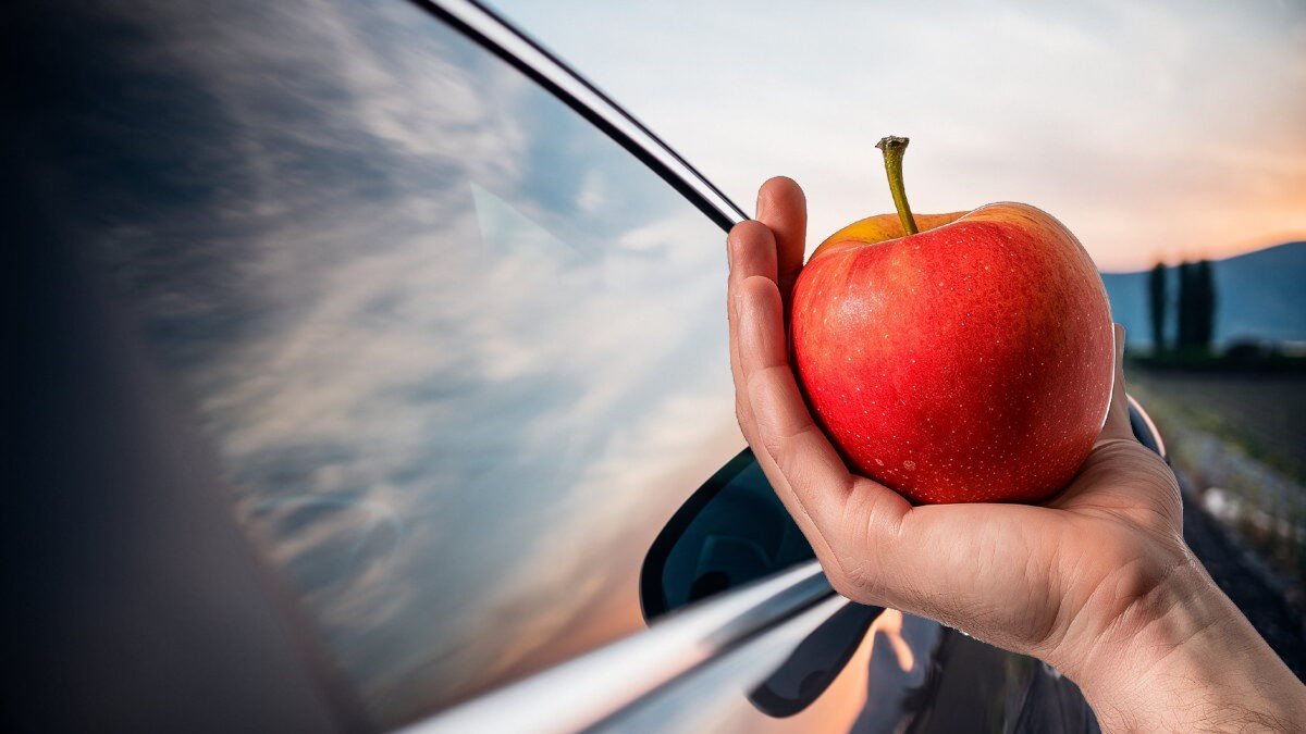 Araç camındaki inatçı lekelere karşı en pratik çözüm: Elma! Tek bir dilim yeterli oluyor