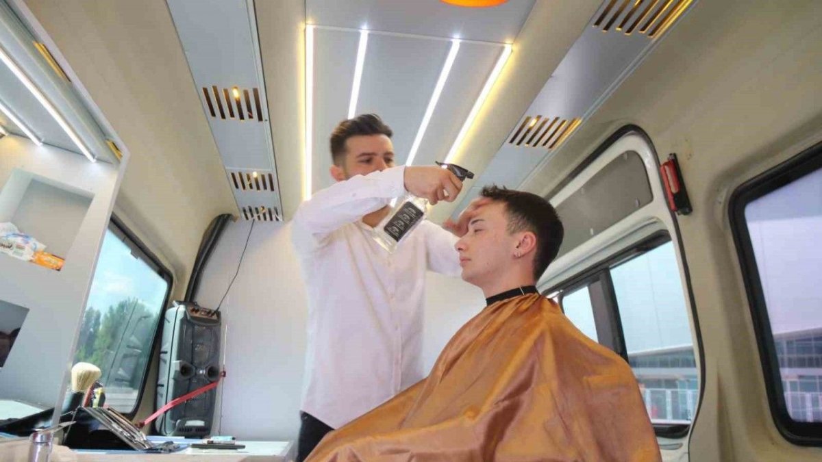 Eskişehir'de 1.25 milyon liralık yatırım: Minibüsü lüks kuaföre çevirdi, müşterinin kapısına gidiyor!