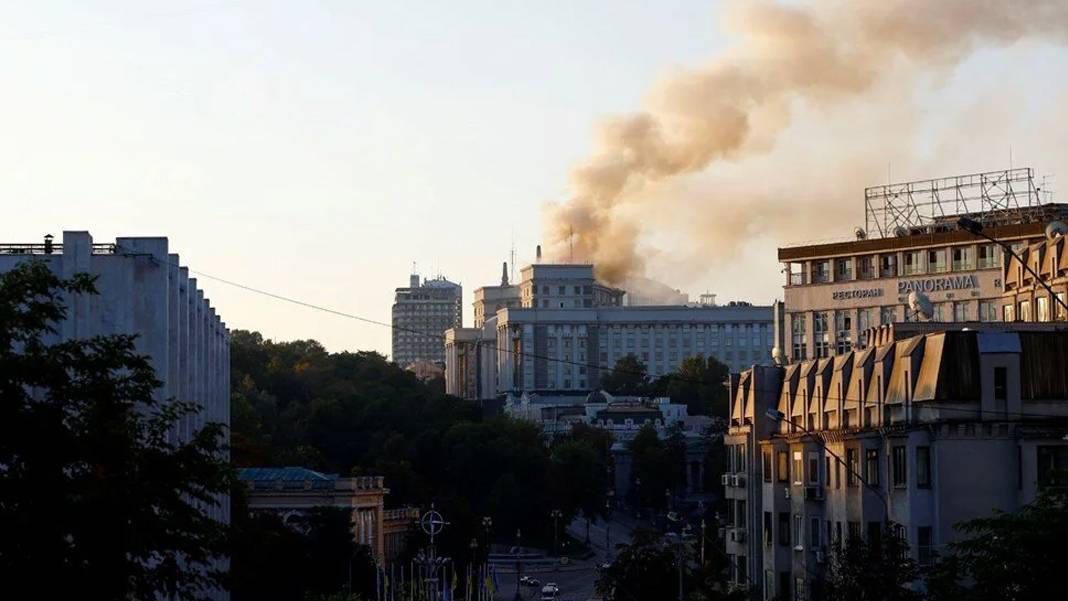 Savaşta bir ilk: Rusya, Kiev'de hükümet binasını vurdu