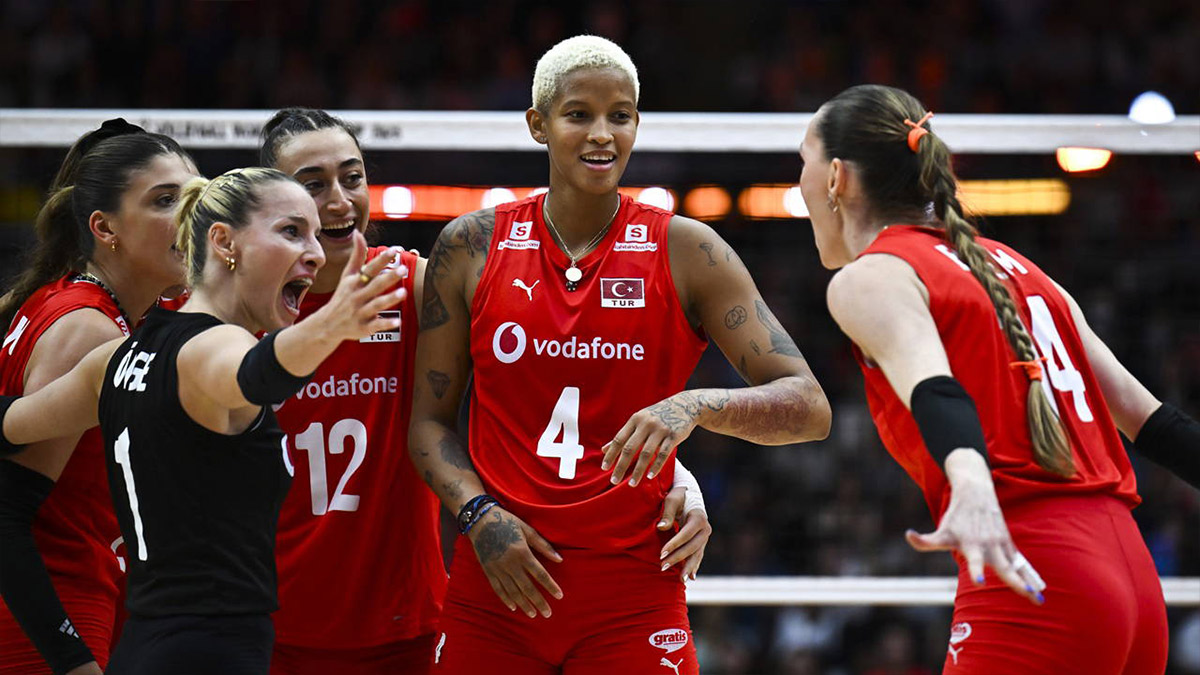 Özel, A Milli Kadın Voleybol Takımı'nı kutladı