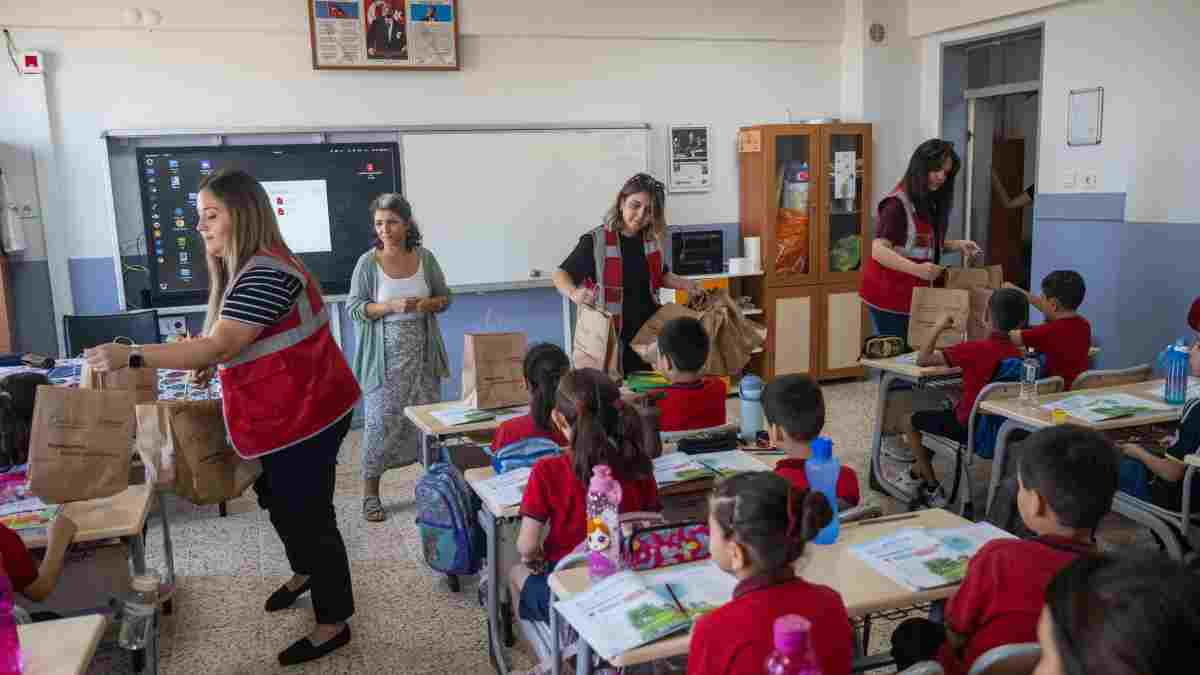 Bu uygulama tüm ilçeye yayılacak: Belediyeden öğrencilere bir öğün yemek desteği