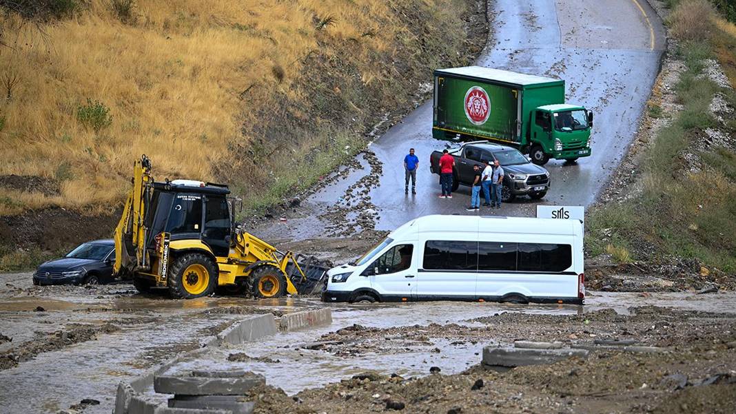 Ankara'da sağanak: Dere taştı, araçlar mahsur kaldı