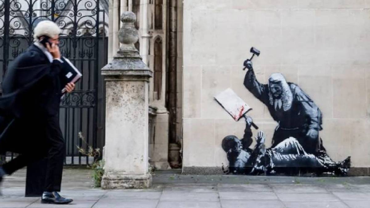 Banksy'den Filistin göndermesi: Adalet Sarayı’nda yargıç, göstericiyi darp ediyor