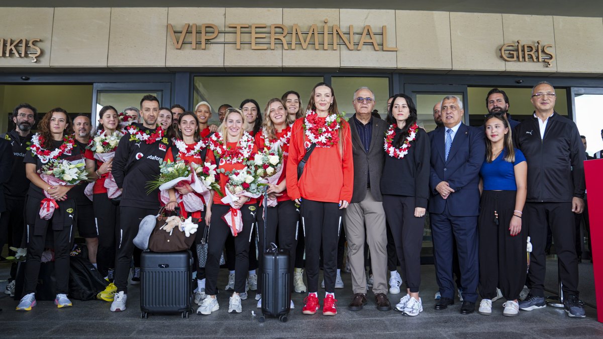 Dünya ikincisi olarak tarih yazan A Milli Kadın Voleybol Takımı yurda döndü