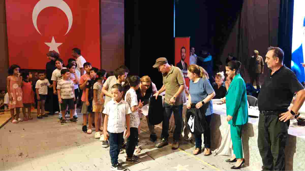 Ceyhan Belediyesinden eğitimde fırsat eşitliği için destek: Bin öğrenciye çanta ve kırtasiye desteği verildi